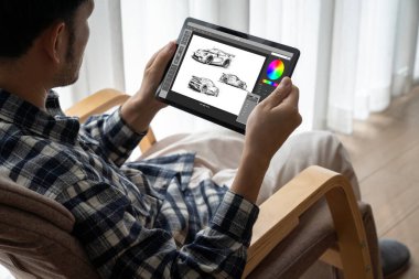 Bilgisayar ekranındaki elektrikli araba tasarım yazılımı, imalat için dijital hesaplama uygulaması ile simülasyon planlarını rahat bir şekilde gösteriyor