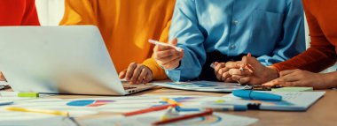 Şirket çalışanları birlikte çalışıyor, finansal veri raporları üzerine BI gösterge tablosunu analiz ediyor ve Panorama bayrağında ticari başarı için stratejik pazarlama planlıyor. Sinerjik