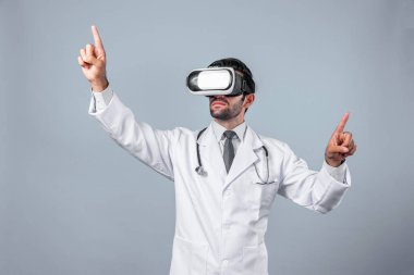Kafkasyalı doktor ayakta dururken tıbbi verileri gösterip seçiyor. Meta-evreni veya görsel gerçeklik programını bağlamak için laboratuvar önlüğü ve sanal gerçeklik gözlüğü takan yakışıklı bir doktor. Teknoloji yeniliği. Sapma.