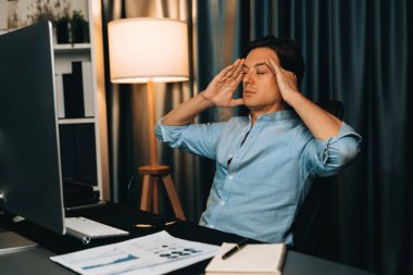 Dinamik veritabanı pazarlama analizi ile PC ekranındaki iş paragrafını araştıran stresli finansal analistin gece vakti modern ev ofisinde aylık rapor hazırlamasını düşünüyorum. Bireysel.