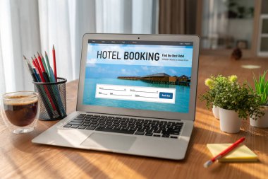 Çevrimiçi otel konaklama rezervasyon sitesi mod rezervasyon sistemi sağlar. Seyahat teknolojisi kavramı .