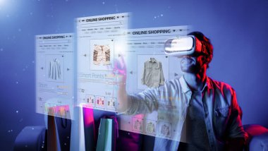 Beyaz bir adam görsel gerçeklik gözlüğü takarken alışveriş listesi için ürün seçip seçiyor. Sanal gerçeklik dürbünü kullanırken elinde poşetlerle kanepede oturan yetenekli biri. Teknoloji. Sapma.