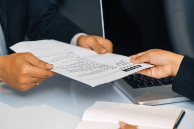 Çalışan adayın yakın görüntüsü CV 'yi röportaj yapan insan kaynakları müdürüne teslim eder. İş başvurusu, işe alım ve işçi alma konsepti. uds