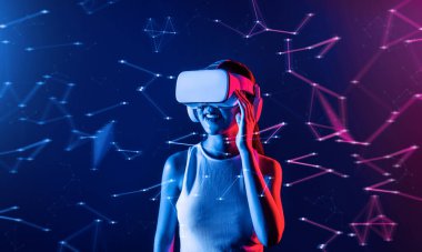 Siberpunk neon ışıklı kadın beyaz VR kulaklık takıyor ve metaevreleri birbirine bağlayan kolsuz tişört, gelecekteki siber uzay topluluğu teknolojisi, sanal gerçeklik nesnesi gözlüğü tutuyor. Halüsinasyon.