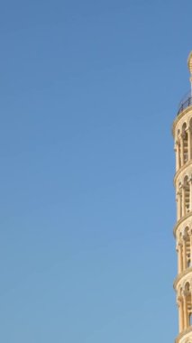 Pisa, İtalya 'da Eğik Pisa Kulesi. Pisa Kulesi, İtalya 'nın istenmeyen eğilimiyle dünya çapında tanınıyor. Çan kulesi Pisa Katedrali 'nin arkasında..