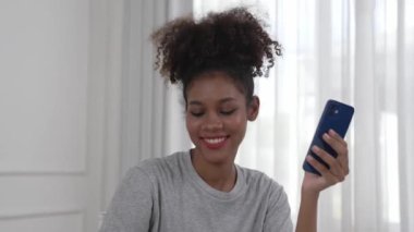 İnternet pazarından alışveriş yapan kadın modern yaşam tarzı için satış malzemeleri arıyor ve önemli siber güvenlik yazılımları tarafından korunan cüzdandan çevrimiçi ödeme için kredi kartı kullanıyor