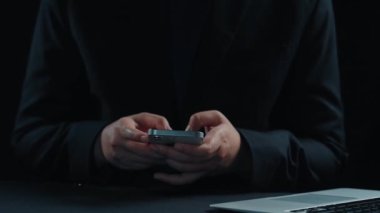 İş adamı, stratejik kararlar için değerli verileri çıkartarak arama motoru araştırması yapıyor. Kapsamlı araştırma ve SEO veri analizi için arama motorları kullanılıyor. Kullanıcı Kimliği