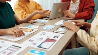 Mobil uygulama ya da web sitesi için kullanıcı arayüzü prototipi planlayan şirket çalışanlarının panorama videosu. UX UI tasarım beyin fırtınası kullanıcı dostu arayüz planı tasarlıyor. Sinerjik