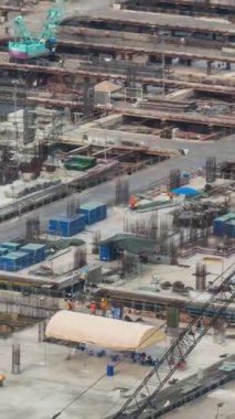 Büyük inşaat projesinin ilk safhalarında Metropolis 'te ağır inşaat makineleri ele geçirilen inşaat alanının zaman aşımı .