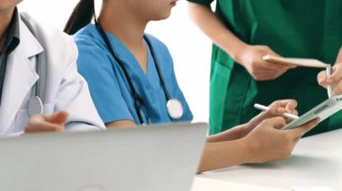 Hastane masasında birlikte çalışan ve tıbbi tedavi ya da sağlık hizmeti planlayan profesyonel bir grup. Takım çalışması başarılı hastalıklara ve hastalıklara yol açar. Ağır çekim. Katı.