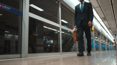 Elinde çanta ve kulaklıkla trende gezen zeki bir yönetici. Yakışıklı bir iş adamı evine, tren istasyonuna geri dönüyor. Uzman yatırımcı toplu taşımayı kullanıyor. Sevinçli..