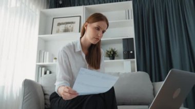 Stresli genç bayanın kredi kartı borçlarıyla ilgili mali sorunları var. Kötü kişisel para ve mortgage ödeme yönetimi krizinden korunmak için. Kadınlar aşırı harcama yüzünden finansal iflastan endişe ediyorlar.