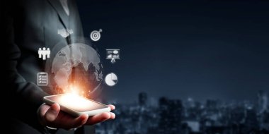 İş adamı küresel pazarlama ve finans konusunda uzmandır. Küresel pazarların karmaşıklığını, stratejileri ve pazarlama erişimini geliştirmek. Küresel finans ve pazarlama FaaS 'larında başarı