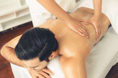 Kafkas erkek müşteri stres önleyici spa masajının keyfini çıkarıyor ve lüks otel veya oteldeki gündüz açık hava ortamında güzellik derisi eğlencesi ile şımartıyor. Sessiz.