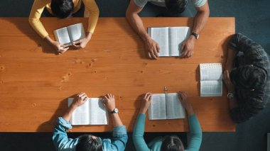 Dua etmenin en üst mertebesinde, Tanrı 'ya İncil, inanç, maneviyat ve dinle birlikte dua ederken kitap okumak var. Çeşitli insanların İncil 'i tutarken ve ona bakarken hava görüntüsü. Sempozyum.