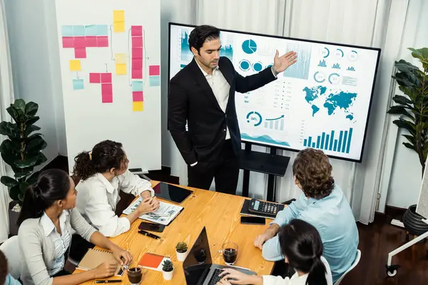 Toplantı masasındaki finansal veri raporlarını analiz eden çeşitli iş analist gruplarının geniş görüşü. İş zekası analizine göre çizelge ve grafik paneli. Çok titiz.