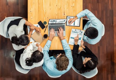 Panorama üst düzey iş analist grubu toplantı masasındaki finansal veri raporunu analiz ediyor. İş zekası analizine göre çizelge ve grafik paneli. Çok titiz.