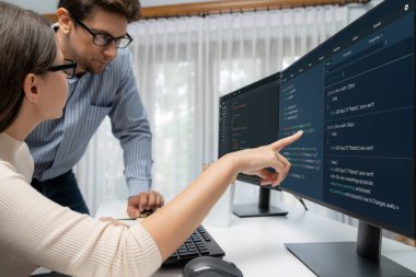 Takım becerisi geliştiricileri programı en yeni kodlama yaratıcı web sitesi planlama yazılım projesini iki bilgisayar ekranında düşünerek, ofiste tam yığın veri analizi ile karşılaştırıldığında. Varsayım.