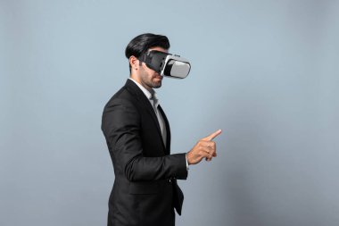 Sanal gerçeklik gözlüklü bir proje yöneticisi veri analizine bakıyor ve verileri analiz ediyor. Sanal gerçeklik gözlüğü ve dijital yenilik kullanarak metaevrene giren yetenekli bir iş adamı. Sapma.