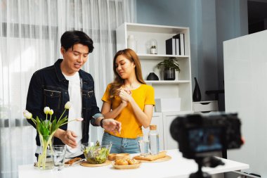 İki şef etkileyiciyle canlı yayında yemek pişirme programı. Video kameradaki özel kayıt için karışık salata ve giyinmeyi öğretiyorlar. Ekmek ekmeği, kepekli meze. İnfobahn.
