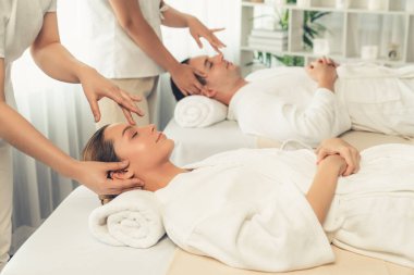 Kafkasyalı çift stres önleyici kafa masajının keyfini çıkarıyor ve lüks otellerde ya da otel spa salonlarında gündüz kaplıcalarında yüz güzelliği eğlencelerini şımartıyor. Sessiz.