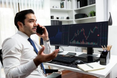 İki borsa yatırımıyla danışman ya da ortağı arayan tüccar işadamı, veri analizini yüksek kârlı dinamik teknoloji borsasına yatırım yapmak için karşılaştırdı. Tahmin et..