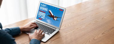 Online uçuş rezervasyon sitesi mod rezervasyon sistemi sağlar. Seyahat teknolojisi kavramı .