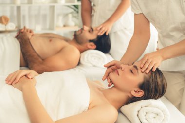 Kafkasyalı çift stres önleyici kafa masajının keyfini çıkarıyor ve lüks otellerde ya da otel spa salonlarında gündüz kaplıcalarında yüz güzelliği eğlencelerini şımartıyor. Sessiz.