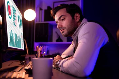 Akıllı iş adamı, telefon masasındaki ortağını ya da yatırımcıyı arıyor, hedef pazar veritabanı üzerinde tartışıyor, satış kanalı disiplinlerini analiz etmek için Neon Dark Light Room 'daki ürün servisini inceliyor. Tahmin et..