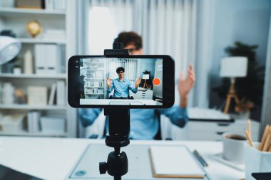 Satış ve pazarlama planlamasında akıllı telefon odaklı internet yayınını kullanan etkili sunucu kanalı modern ofisteki sosyal medyada portre yüzü bulanık bir altyapıya sahip. Toplayıcı.