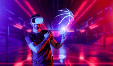 Kafkas sporcusu neon spor stadyumunda basketbol oynarken gündelik kıyafet ve sanal gerçeklik gözlüğü takıyor. Sporcu arenasında dururken elinde basketbol hologramı tutan bir sporcu. Sapma.
