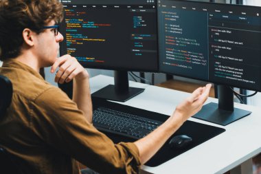 IT geliştiricisi, yazılım güncellenmiş yazılım sürümü kavramını yaratarak, kodlama uygulama ekranları üzerinde modern ev ofisteki pc monitörlerinde çevrimiçi yazılım geliştirme üzerinde çalışıyor. Toplayıcı.