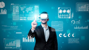 Yetenekli iş adamı görsel gerçeklik gözlüğü kullanarak strateji planlarken veri analizi yapıyor. Profesyonel akıllı yatırımcı sanal gerçeklik gözlüğü takarken finansal grafik hologramını kontrol ediyor. Sapma.