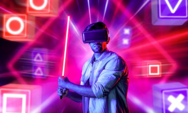 Sanal gerçeklik gözlüklü enerjik bir adam müzik engelli neon bir kılıç kullanıyor. Kılıç tutarken oyun oynayan yetenekli bir insan neon şehir arka planıyla metaevrene girer. Geçmişi bulanıklaştırıyor. Sapma.