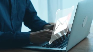 İş adamı e-posta kutusunu kontrol ediyor, daha iyi verimlilik için mesajları düzenliyor ve önceliklerini belirliyor. Etkili iletişim için akıllı e-posta teknikleri öğren. Kullanıcı Kimliği