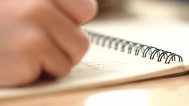 Çocuk elinin not alması ya da sınıfta mektup yazması. Mutlu öğrenci elleri kalemi kitapta tutar ya da ödev yapar ya da ilkokulda test yapar. Eline odaklan. Eğitim. Pedagoji.