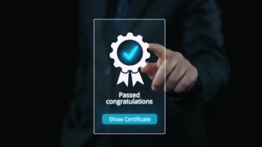 İş adamı ürün sertifikasını güvence altına alıyor ve önemli bir başarıyı simgeliyor. Ürün sertifikasını geçirerek kaliteye ve güvenilirliğe olan bağlılığını gösteriyor. Kullanıcı Kimliği