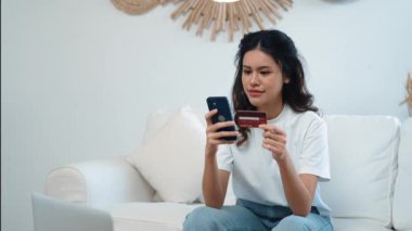 Kadın alışverişi ya da internet pazarında online ödeme modern yaşam tarzı için satılık eşyalar arıyor ve canlı siber güvenlik yazılımı tarafından korunan cüzdandan çevrimiçi ödeme için kredi kartı kullanıyor
