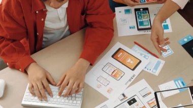 Mobil uygulama ya da web sitesi için kullanıcı arayüzü prototipi planlayan şirket çalışanlarının en iyi görünüm videosu. UX UI tasarımcı beyin fırtınası kullanıcı dostu arayüz planı. Sinerjik