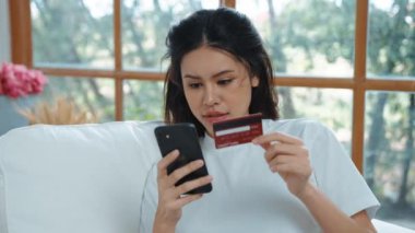 Kadın alışverişi ya da internet pazarında online ödeme modern yaşam tarzı için satılık eşyalar arıyor ve canlı siber güvenlik yazılımı tarafından korunan cüzdandan çevrimiçi ödeme için kredi kartı kullanıyor