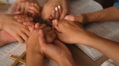 Hristiyan katolik takipçilerle dinsel bağlılık ve maneviyat duygusu doludur. Ağır çekimde Hıristiyan insanlar birlikte dua ederken el ele tutuşup grup duası yapıyorlar. Filizlenen