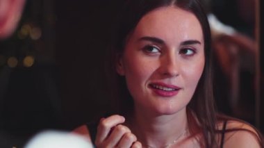 Odaklanmış güzel, çekici bir kadının portresi yatay manzaralı arkadaşlarla sohbet ediyor. Gece kulübünde sosyetik atmosferde doğal yüz güzelliği yakalamak. Vinosity.