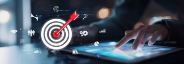 İş adamı müşteri hedef gruplarını belirlemek için verileri analiz eder, pazarlama stratejilerini rafine eder. Her hedef grubun özel ihtiyaçlarını karşılamak için iletiler gönderiliyor. EIDE