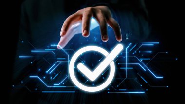 İş adamı, QC ve QA standartlarının karşılandığından emin olmak için katı kalite güvencesi protokolleri uyguluyor. Kalite güvencesi ile sertifikalı ürün mükemmelliğine ulaşmak. Kullanıcı Kimliği