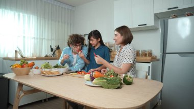 Mutlu baba yemek pişirirken müziğe geçiyor ve modern mutfakta öğle yemeği hazırlıyor. Aktif baba, sebze ve mutfak gereçleri ile çevrili sağlıklı yemek ya da salata yaparken şarkıyla dans ediyor. Pedagoji.