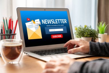 Müşterilerin abone olmak için bilgisayardaki haber belirleme sayfası Sugly Newsletter güncelleme bilgilerini aboneye aktarması