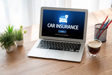 Araba sigortası internet sitesi, arabanızın hasarının rahat olduğundan emin olmak için ekranda.