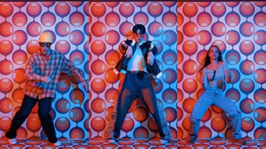 Parti sahnesinde kameraya bakarken balon geçmişiyle birlikte dans eden mutlu çok kültürlü dansçılar. Zeki hipster grubu müzik yapıyor ve sokak dansı yapıyor. Tam vücut. Mutluluk.