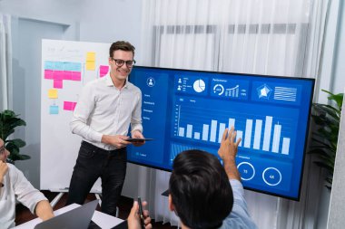 Ofiste sunum ya da analist ekibiyle toplantı odasında mali verileri analiz etmek için BI Fintech 'i kullanmak. İş adamları stratejik planlama için TV ekranında BI gösterge panelini inceliyor.