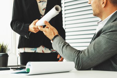 İş adamı yöneticisi, modern işyeri ofisindeki iş kadını işçisinden projesini tamamladı. Kurumsal şirketler konseptle uğraşır. uds